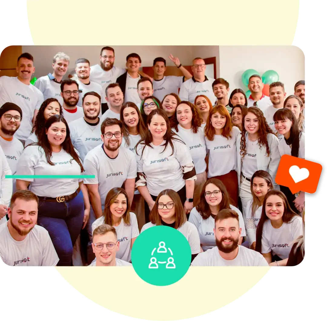 Imagem de todo o time Jurisoft, a empresa líder em marketing jurídico. Na foto, há mais de 30 pessoas, homens e mulheres, todas vestindo camisetas brancas da Jurisoft.