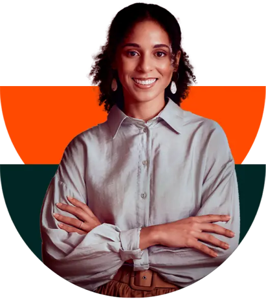 Jovem advogada, representando uma cliente da plataforma Jurisoft, líder em marketing jurídico, sorri para a câmera com os braços cruzados.