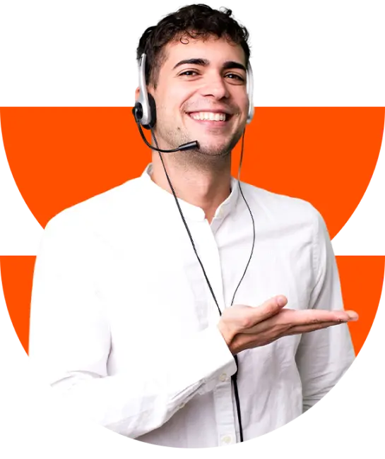 Homem jovem, representando um profissional de suporte da empresa líder em marketing jurídico, veste uma camisa branca e um headset. Ele está sorrindo.